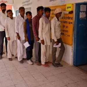 الهنود يصوتون في انتخابات ضخمة تهيمن عليها البطالة والنعرة القومية
