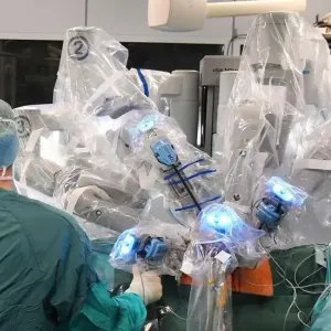 السعودية.. نجاح أول عملية قلب مفتوح باستخدام الروبوت