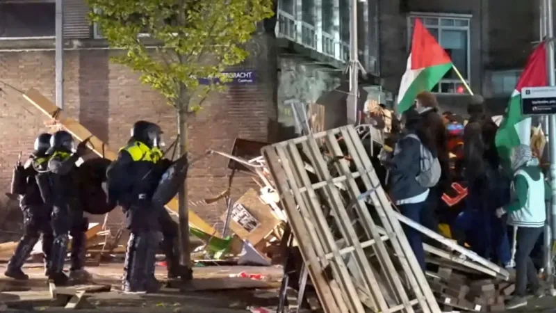 الشرطة الهولندية تعتقل عشرات الطلاب الداعمين لفلسطين أثناء مداهمتها جامعة أمستردام