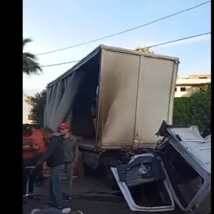 بالفيديو- انزلاق شاحنة كبيرة على أوتوستراد الناعمة... سقوط جريحين وزحمة خانقة