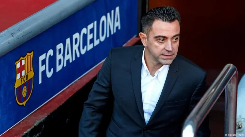 برشلونة يقيل مدربه تشافي هرنانديز بعد موسم خالٍ من الألقاب
