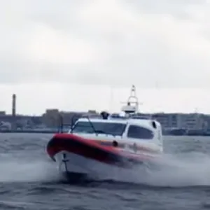 روسيا تصنع جيلا جديدا من القوارب السريعة لوزارة الطوارئ