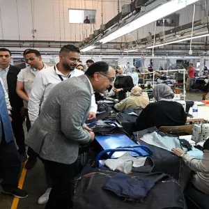 رئيس وزراء مصر يتفقد مصنع شركة "إيميسا دينيم" لصناعة الملابس الجاهزة