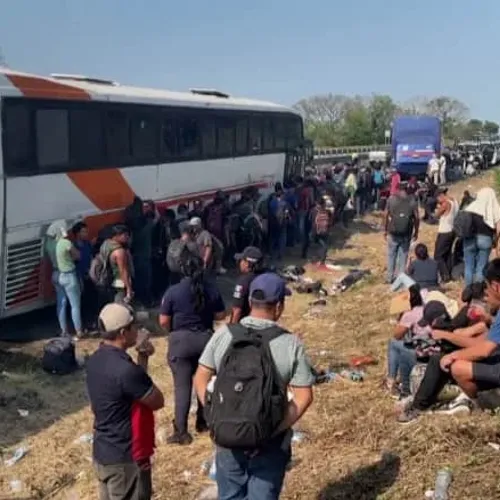 بحافلات مهجورة على طريق سريع.. العثور على قرابة 400 مهاجر في المكسيك