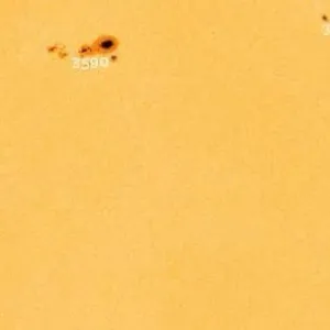 الإمارات للفلك: رصد بقعة شمسية عملاقة في قرص الشمس