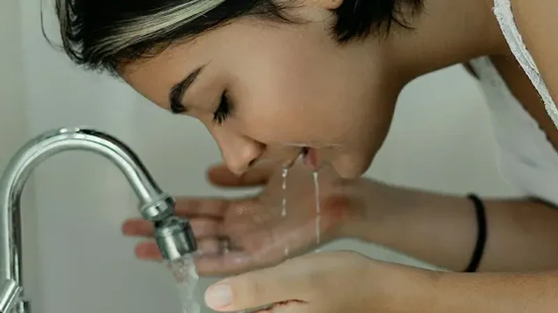 5 فوائد لغسل وجهك بالماء فقط.. مش هتحتاجى لكريمات تانى
