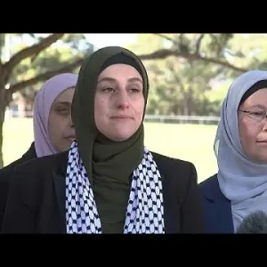 شاهد: الأقلية المسلمة تنتقد ازدواج معايير الشرطة الأسترالية في معالجتها حادثي الطعن في سيدني …
