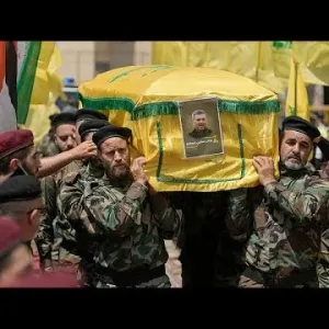حزب الله يشيع قائداً عسكرياً كبيراً اغتالته إسرائيل بغارة ليلية في جنوب لبنان