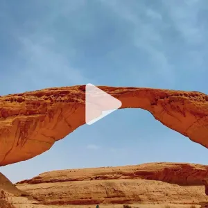 أعجوبة العُلا.. شاهد كيف تتربع صخرة القوس، إحدى أشهر التكوينات الصخرية، في صحراء السعودية