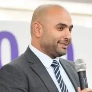 "الاتصالات" تنعي محمد عزب رئيس قطاع الإعلام بالشركة المصرية للاتصالات