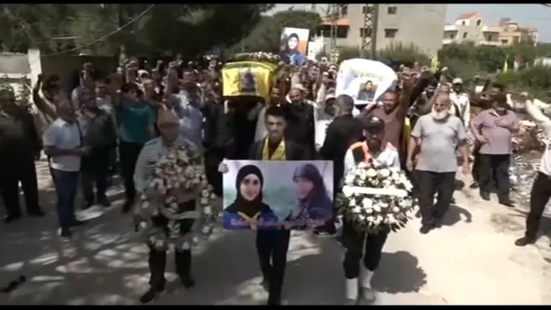 تشييع جنازة امرأة وطفلة عمرها 10 سنوات في جنوب لبنان بعد مقتلهما جراء غارة إسرائيل
