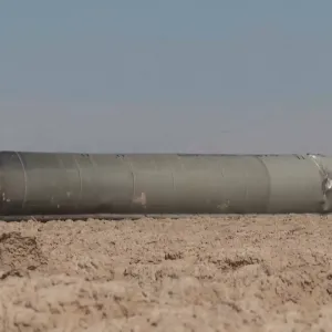 شاهد: متجولون إسرائيليون يعثرون على جزء ضخم من صاروخ في وسط الصحراء عند البحر الميت