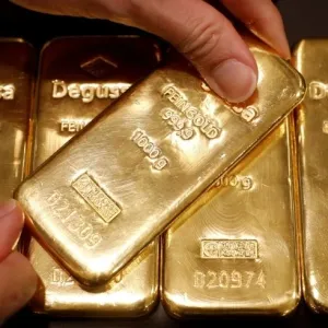 الذهب يتراجع بعد إشارة المركزي الأمريكي حول الفائدة