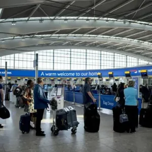 صندوق الاستثمارات السعودي يشتري حصة في أكبر مطار في بريطانيا
