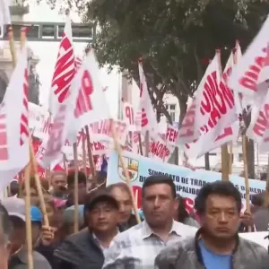 فيديو. الموظفون الحكوميون يتظاهرون في بيرو ضد رئيس البلاد