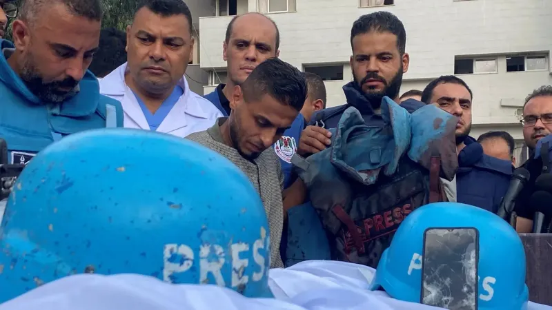 الإعلام الحكومي بغزة: جيش الاحتلال اعتقل صحفيين من مشفى الشفاء