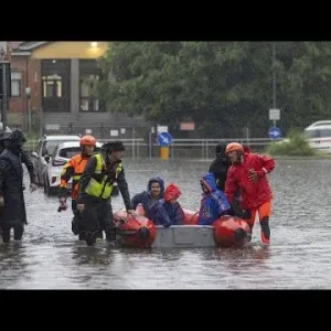 شاهد: فيضانات قوية تسببت في انهيارات أرضية وطينية ضربت شمال غرب إيطاليا وإنقاذ العشرات
