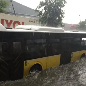 مياه الامطار تحاصر ركاب احدى الحافلات في تركيا (فيديو)