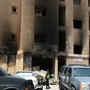 مصرع 49 شخصاً وإصابة العشرات إثر حريق بسكن عمالي في الكويت والسفير الهندي يتفقد المصابين