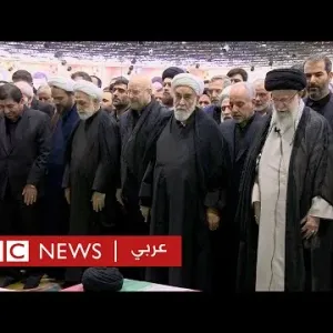 المرشد الأعلى الإيراني علي خامنئي يؤم صلاة الجنازة على رئيسي في جامعة طهران | بي بي سي نيوز عربي