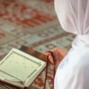 «الإفتاء» تجيب عن سؤال: هل تجب الطهارة لترديد القرآن مع القارئ؟