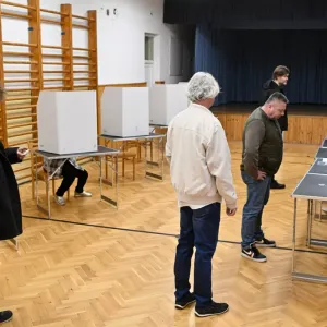 سباق رئاسي محتدم في سلوفاكيا: مراكز الاقتراع تستقبل الناخبين في الجولة الثانية الحاسمة