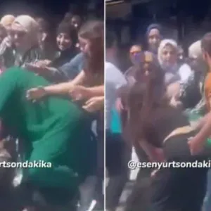 إحداهن أسقطت الأخرى أرضًا.. شاهد: مشاجرة عنيفة بين مجموعة فتيات بسبب عروض التجميل في إسطنبول