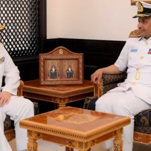 قائد البحرية السُّلطانيّة العُمانيّة يستقبل قائد عمليات القوة البحرية التابعة للاتحاد الأوروبي