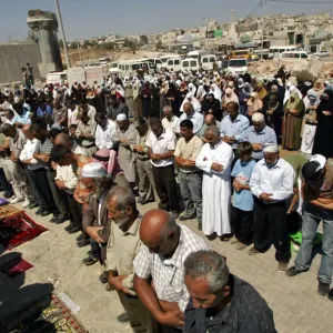 شاهد: فلسطينيون يقيمون صلاة الجنازة على أرواح ضحايا القصف الإسرائيلي في غزة