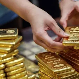 أسعار الذهب العالمية تتراجع في بداية تعاملات اليوم.. كم تسجل الأوقية؟