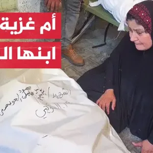 أم فلسطينية تودع بمرارة ابنها الذي استشهد جراء قصف إسرائيلي في رفح