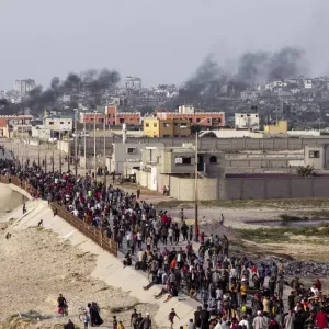 مقتل 27 فلسطينيا في غارة جوية إسرائيلية وسط غزة