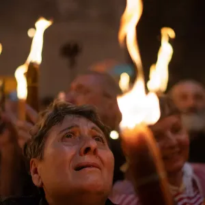 شاهد: الاحتفال بمراسم "النار المقدسة" في سبت النور بكنيسة القيامة في القدس