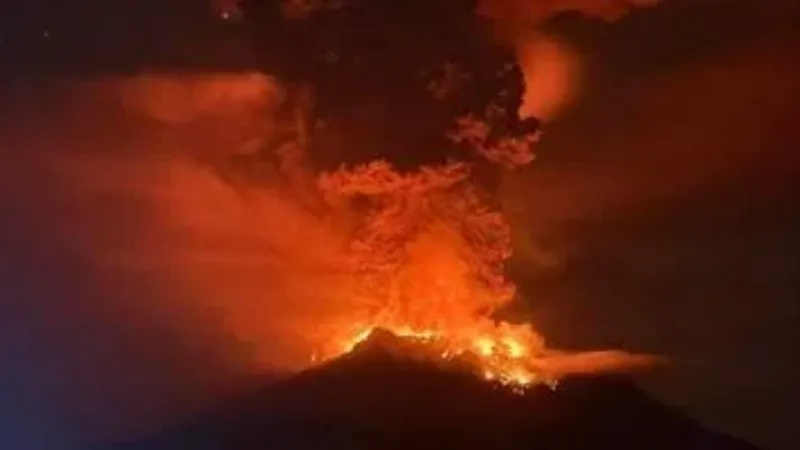 إغلاق 7 مطارات فى إندونيسيا بسبب الرماد البركانى المتصاعد من جبل روانج