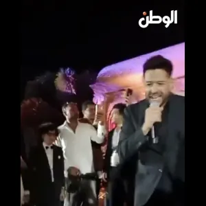 باس إيده وراسه.. مشهد مؤثر بين محمد فؤاد وحماقي في فرح نجل فؤش
