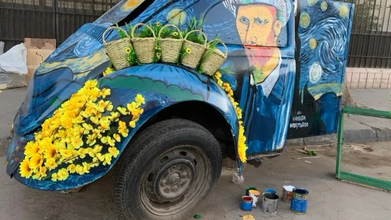 "أحمد" يحول السيارات للوحات فنية متحركة لمشاهير العالم.. أبرزها لوحة فان جوخ