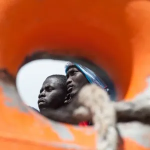 البحرية المغربية تنقذ 141 مهاجرا إفريقيا في طريقهم إلى جزر الكناري الإسبانية