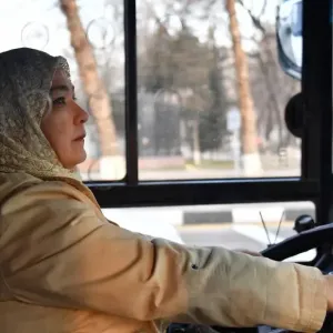 أوزبكستان ترفع الحظر على عمل النساء سائقات للحافلات