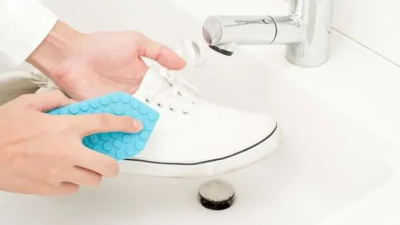 4 طرق مذهلة لتنظيف الأحذية بمكونات بسيطة.. «هترجع جديدة»