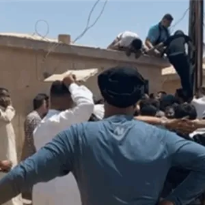 70 دولارا للحصول على الفيزا.. العراقيون يتكدسون امام الحدود السورية (فيديو)