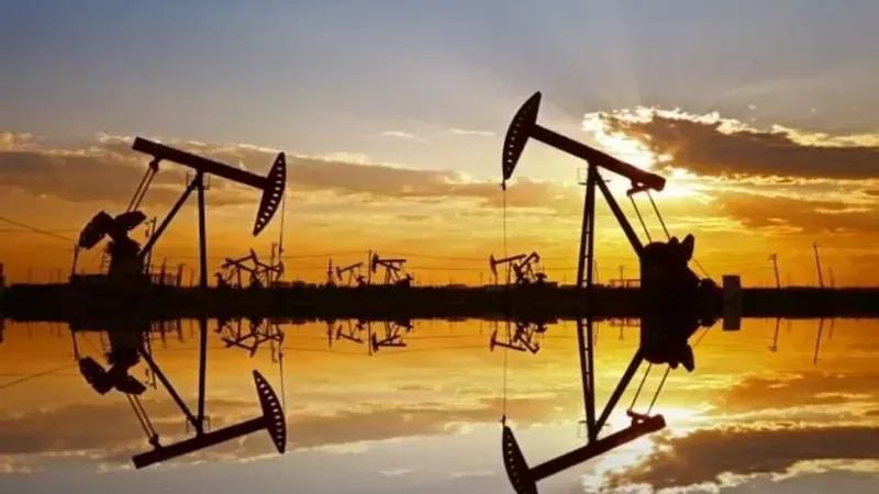 ارتفاع أسعار النفط مع هبوط الدولار