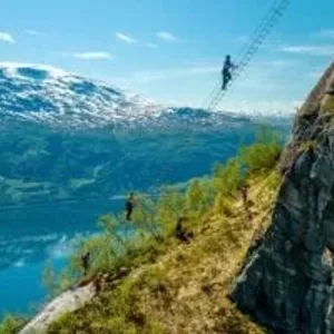 سلم عائم على ارتفاع كبير يجذب المغامرين فى النرويج.. صور