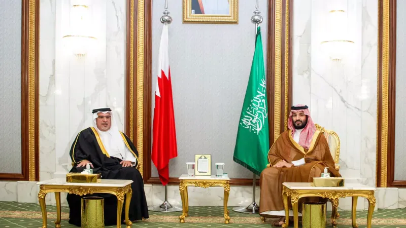 ولي العهد يستقبل نظيره البحريني ويستعرضان العلاقات الثنائية بين البلدين