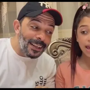 فيديو كوميدي يين وائل علاء وابنته «بيغنوا السود عيونه بطريقة أم خالد»