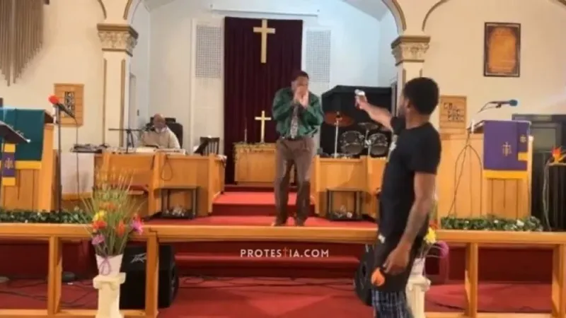 شاهد: شاب يحاول قتل كاهن أثناء إلقاء خطبة داخل كنيسة بأمريكا.. ومفاجأة في اللحظات الأخيرة