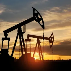 النفط يواجه ضغوط الإبقاء على الفائدة مرتفعة