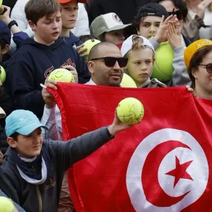 "وزيرة السعادة التونسية" تودع فرنسا.. فيديو