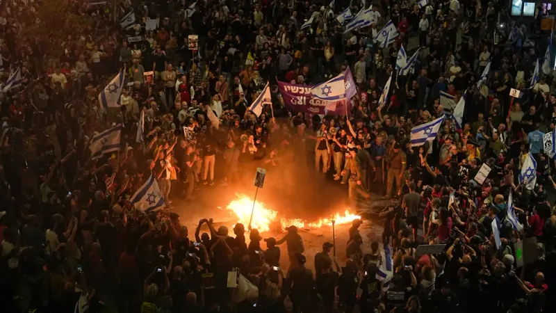 بالصور: إسرائيل على صفيح ساخن.. مظاهرات عارمة تطالب برحيل "نتنياهو"