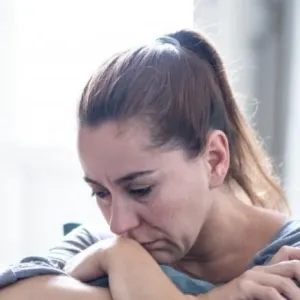 بدء موسم اكتئاب تغير الفصول.. ما تأثيره على الصحة النفسية للمرأة؟