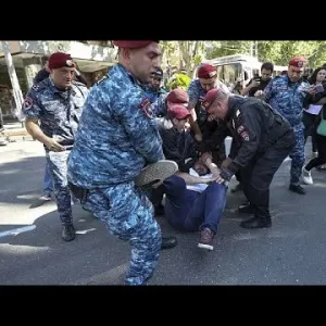 شاهد: اشتباكات بين الشرطة ومتظاهرين يطالبون باستقالة رئيس وزراء أرمينيا